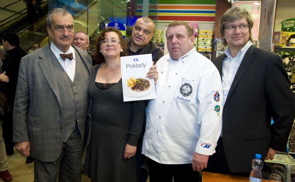 Křest knihy Poklady klasick&eacute; česk&eacute; kuchyně
Zleva: Karel Schwarzenberg, Jitka R&aacute;kosn&iacute;kov&aacute;, Roman Vaněk, Jaroslav Sap&iacute;k, Pavel Sl&aacute;ma